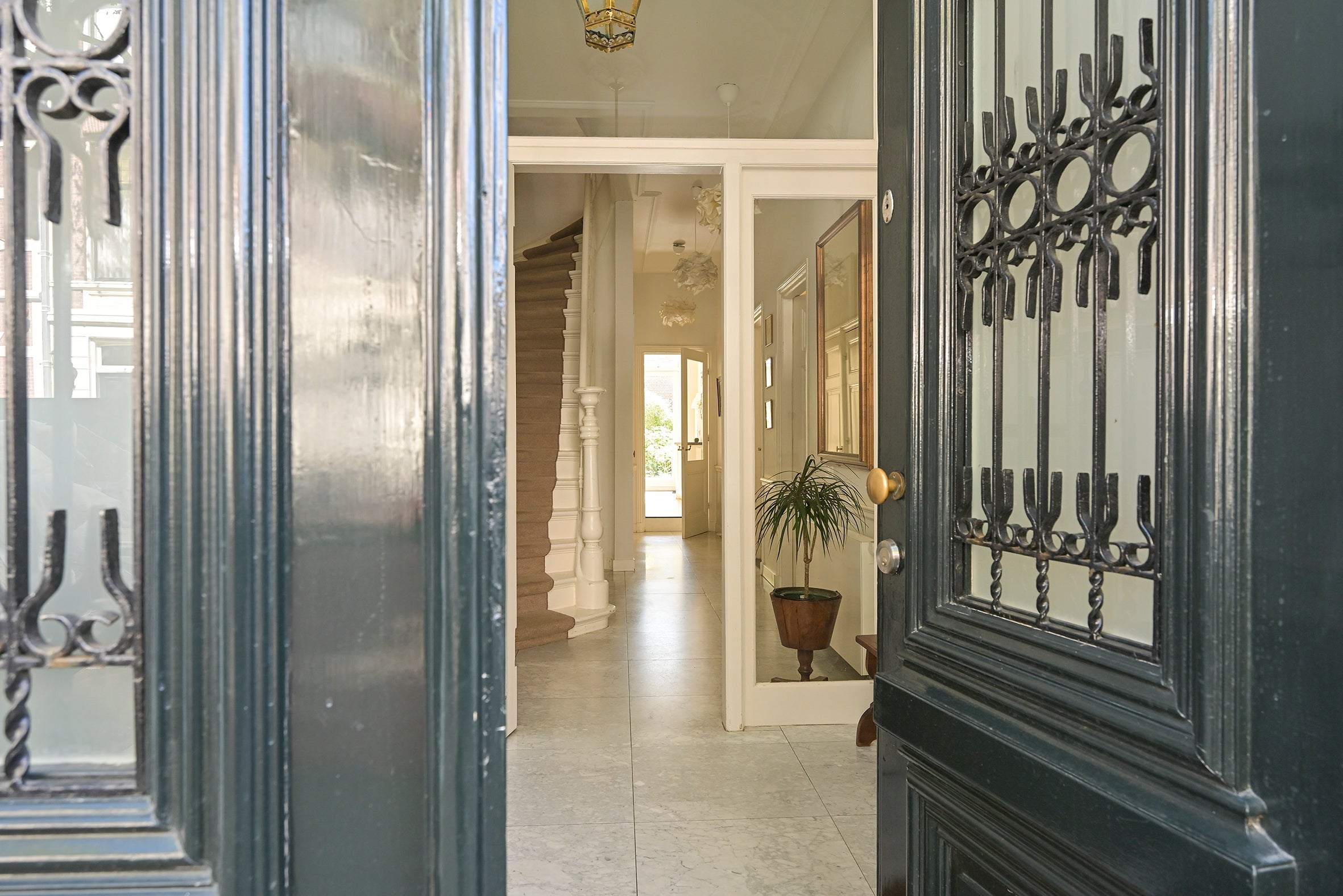 Tussenwoning te koop: Riouwstraat 135, 'S-Gravenhage