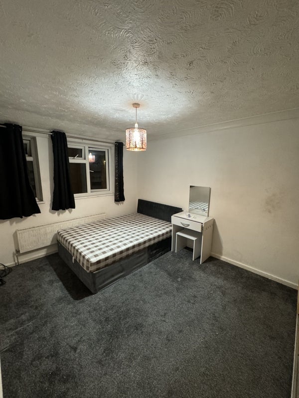 Room Back Banstead Street in Leeds