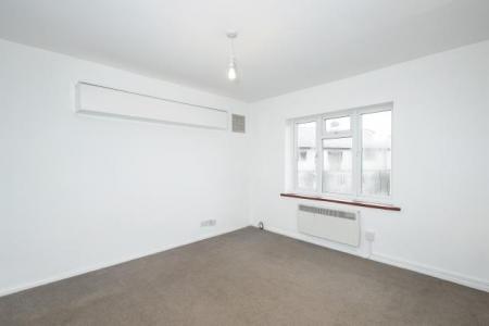 Flat Churchill Avenue in Aylesbury