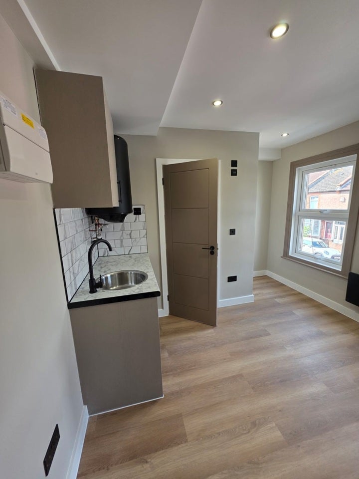 Room Cromer Road in Watford