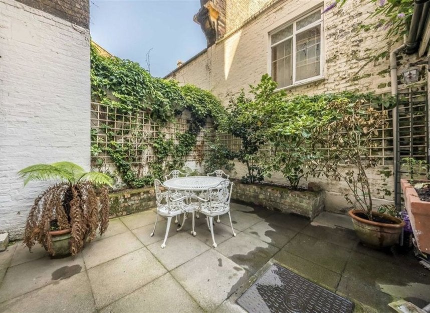 Flat Queen's Gate Gardens in Greater London