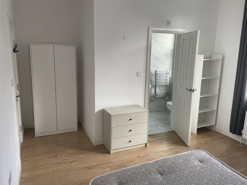 Room Sulgrave Road in Greater London