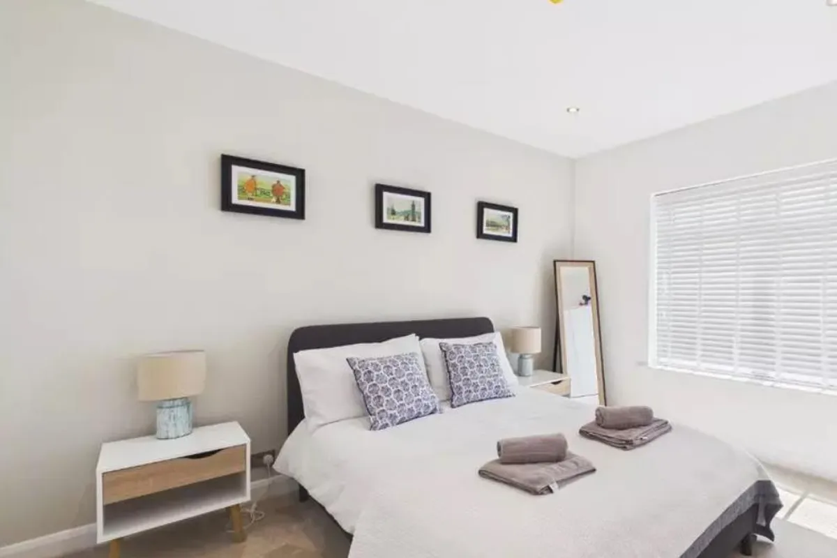 Flat Violet Road in Greater London
