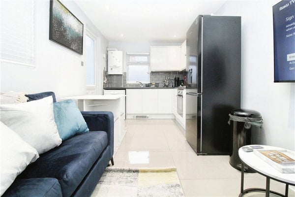 Flat Neville Road in London