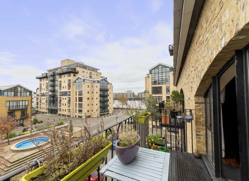 Flat Westferry Circus in Greater London