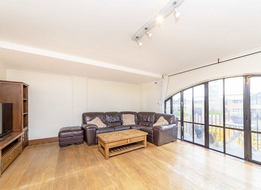 Flat Westferry Circus in Greater London