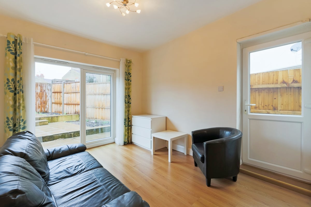 Flat Rowley Road in Greater London
