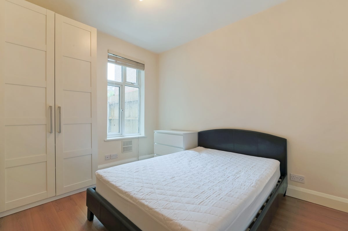 Flat Rowley Road in Greater London