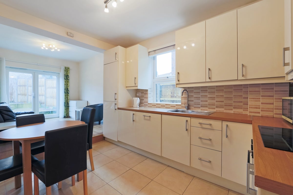 Flat Rowley Road in Greater London