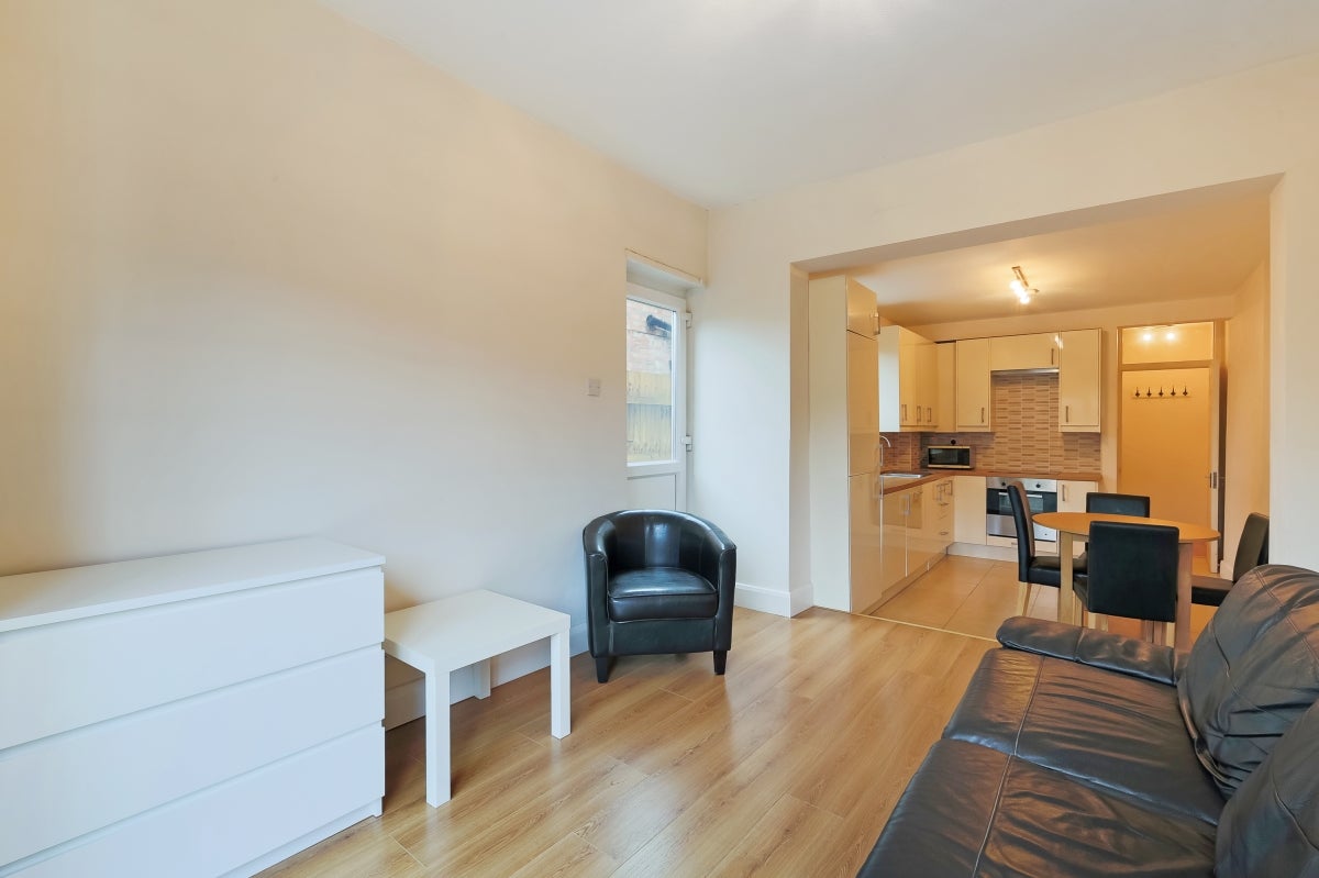 Flat Rowley Road in Greater London