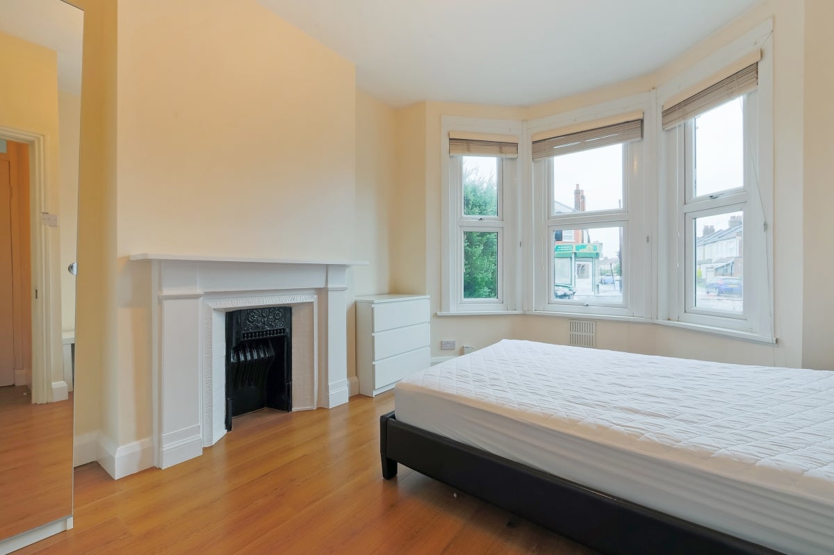 Flat Rowley Road in Greater London