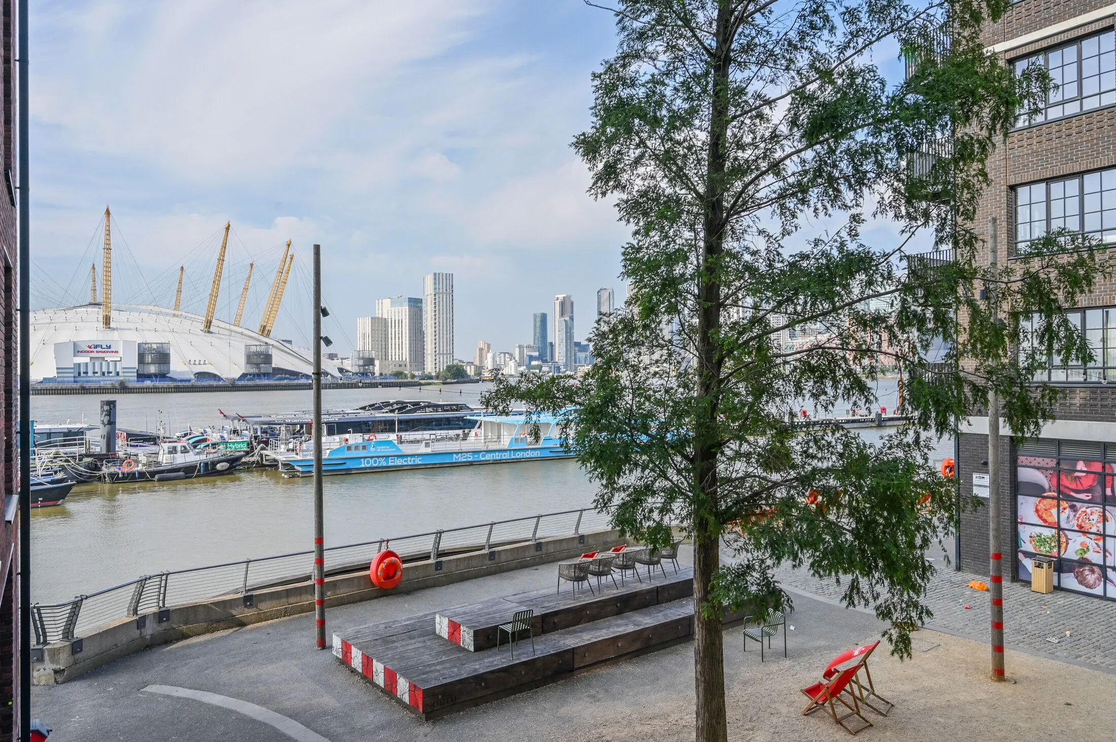 Flat City Island Way in Greater London