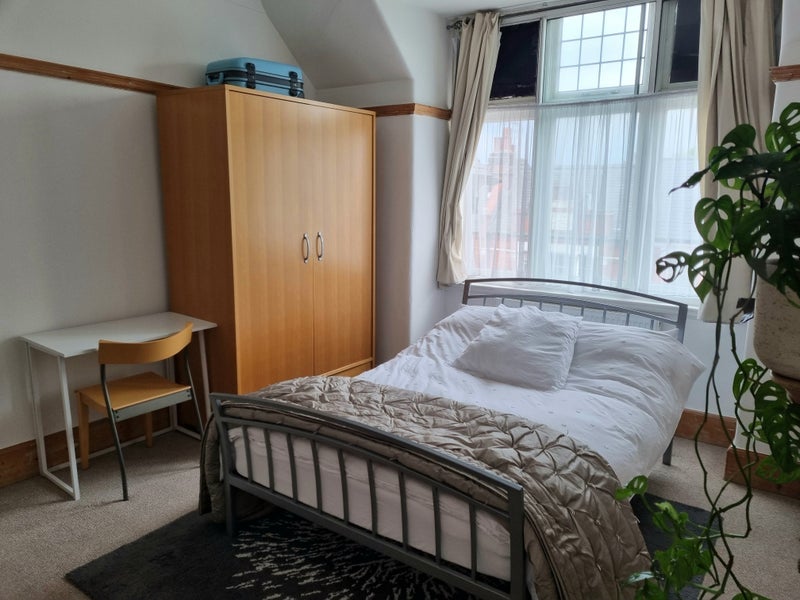 Flat Hendon Lane in Greater London