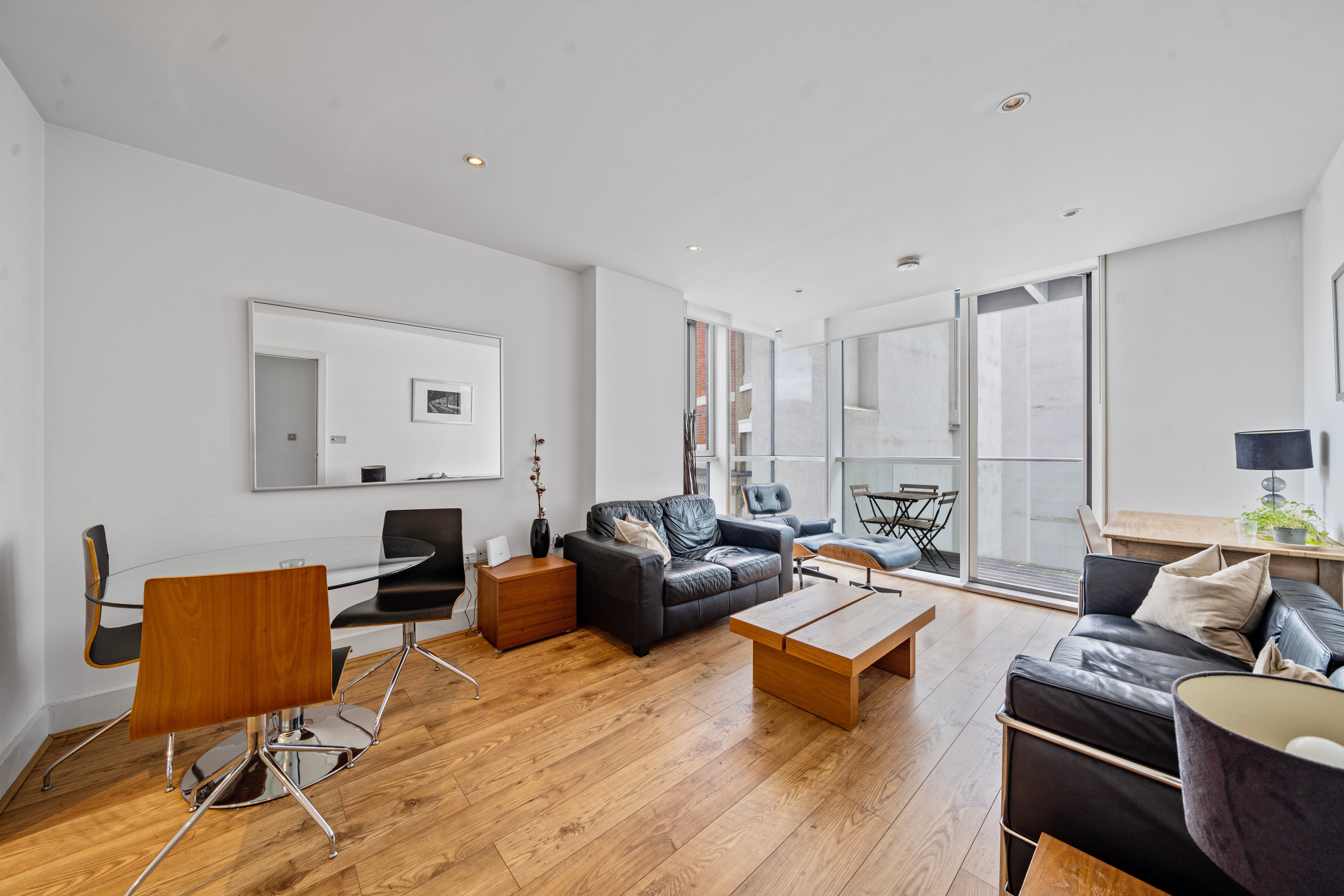Flat Bridle Mews in Greater London