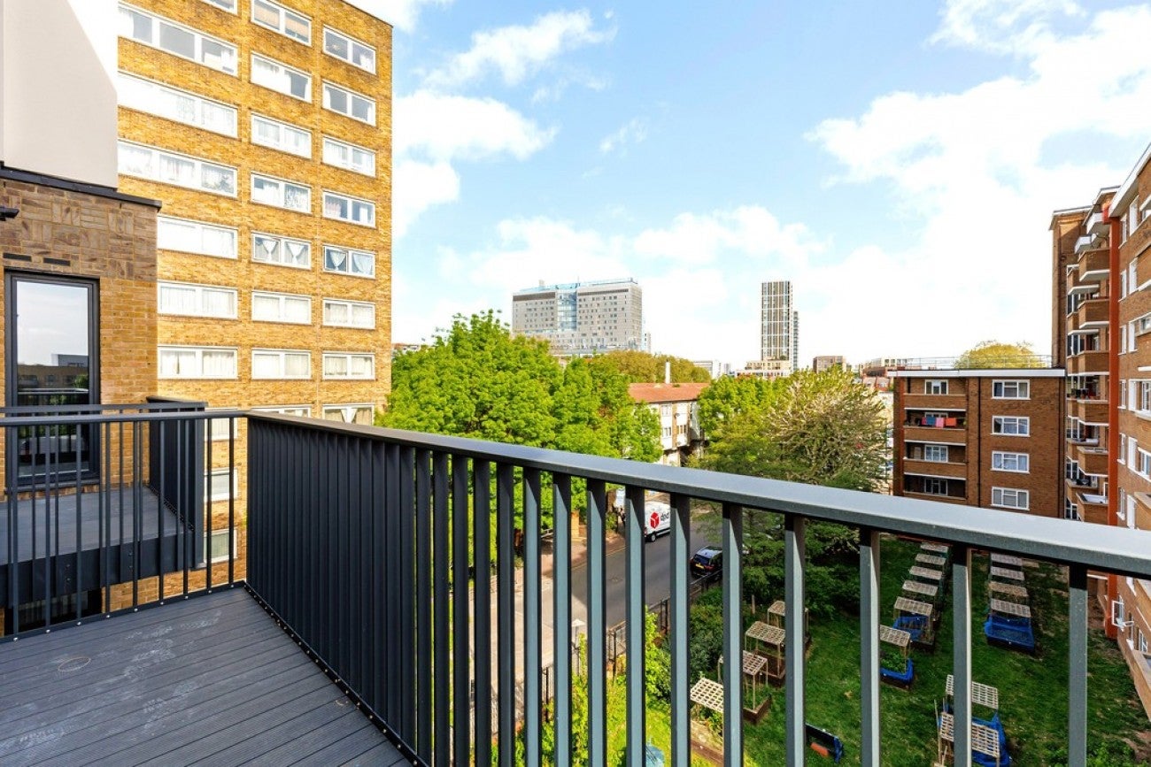 Flat Commercial Road in Greater London