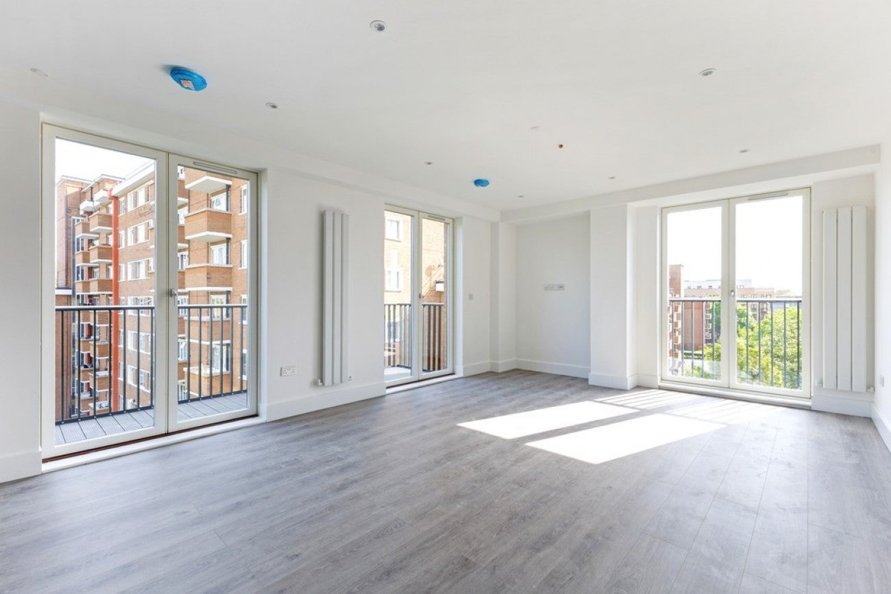 Flat Commercial Road in Greater London