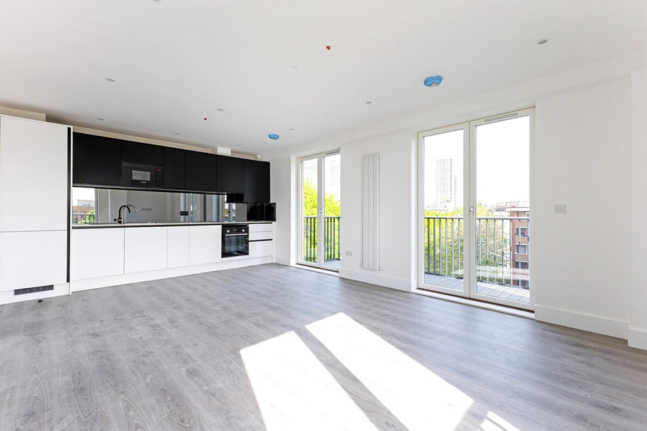 Flat Commercial Road in Greater London