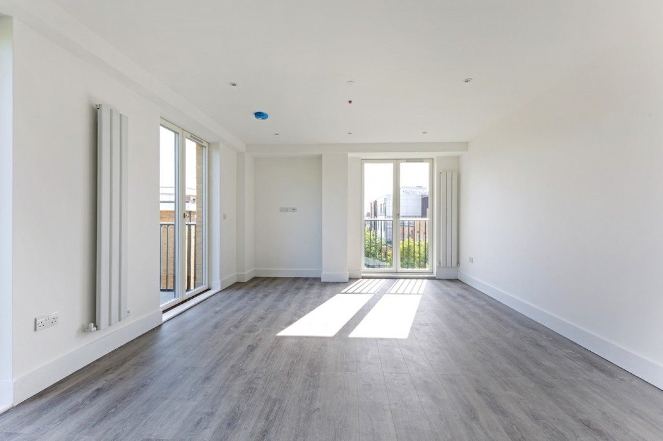 Flat Commercial Road in Greater London