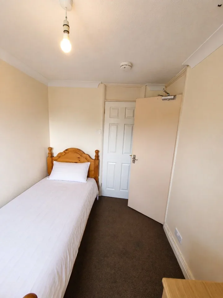 Room Gainsborough Road in Corby