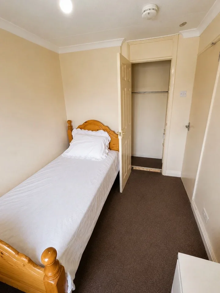Room Gainsborough Road in Corby