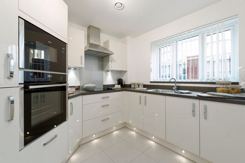 Flat Highfield Road in Walton-on-Thames