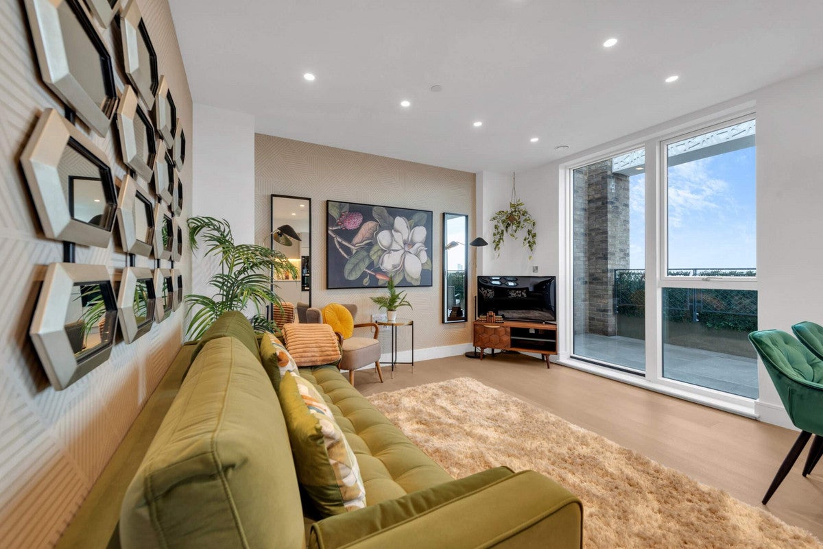 Flat Bollo Lane in Greater London