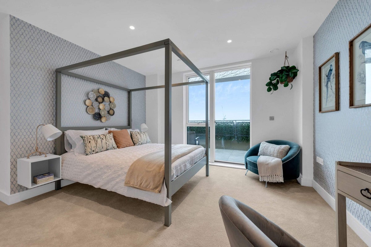 Flat Bollo Lane in Greater London
