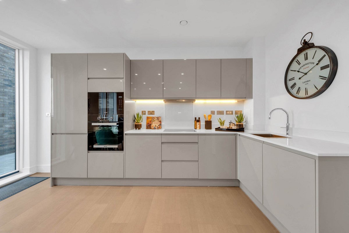 Flat Bollo Lane in Greater London