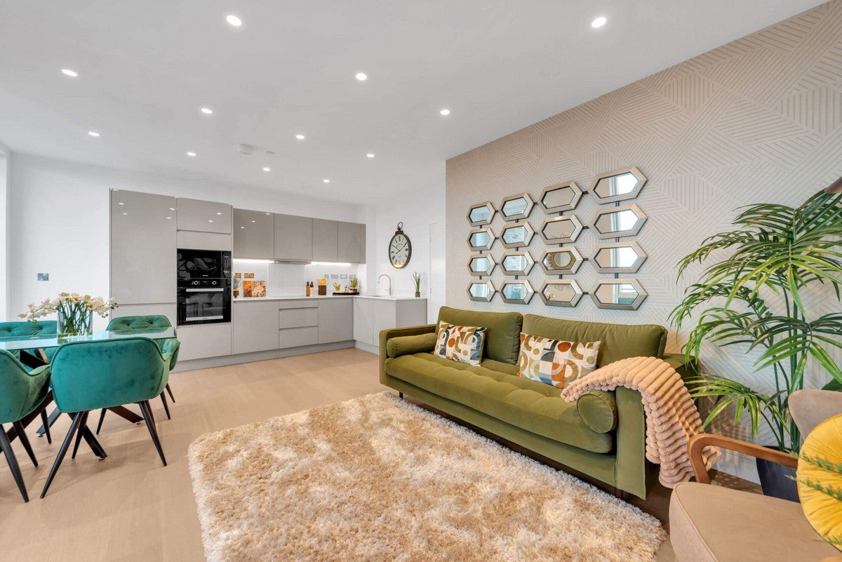 Flat Bollo Lane in Greater London