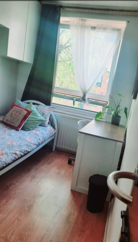 Room Flower and Dean Walk in Greater London