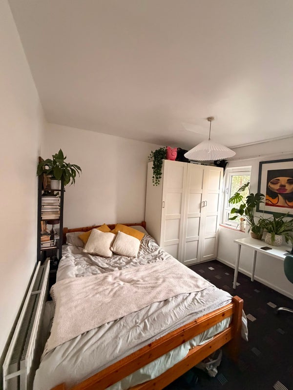 Room Flower and Dean Walk in Greater London