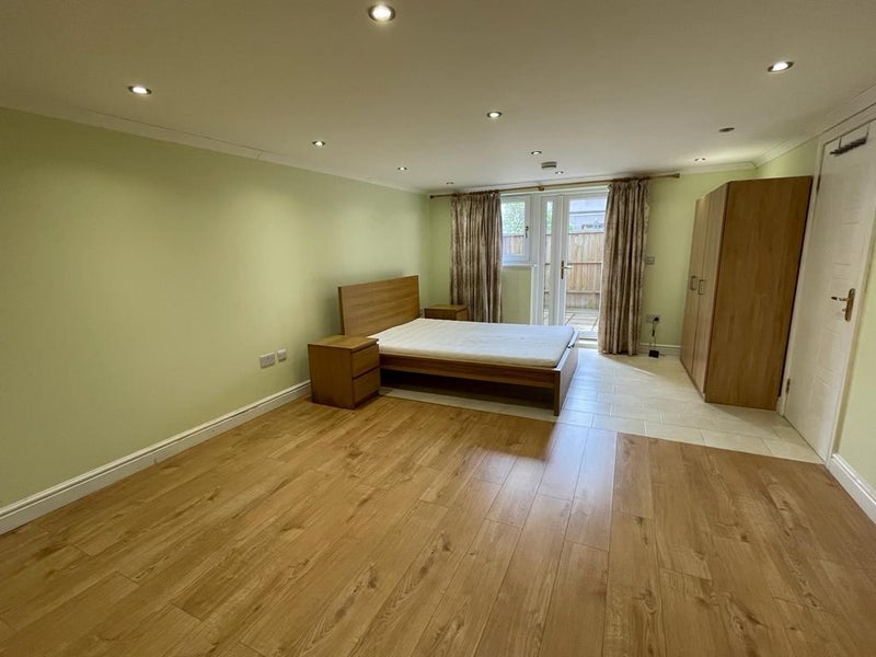 Room Chatsworth Road in Greater London