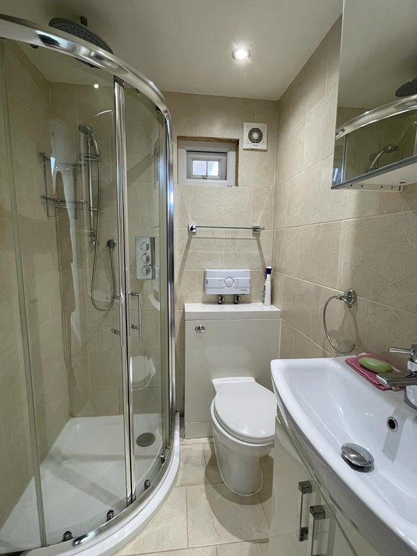 Room Chatsworth Road in Greater London