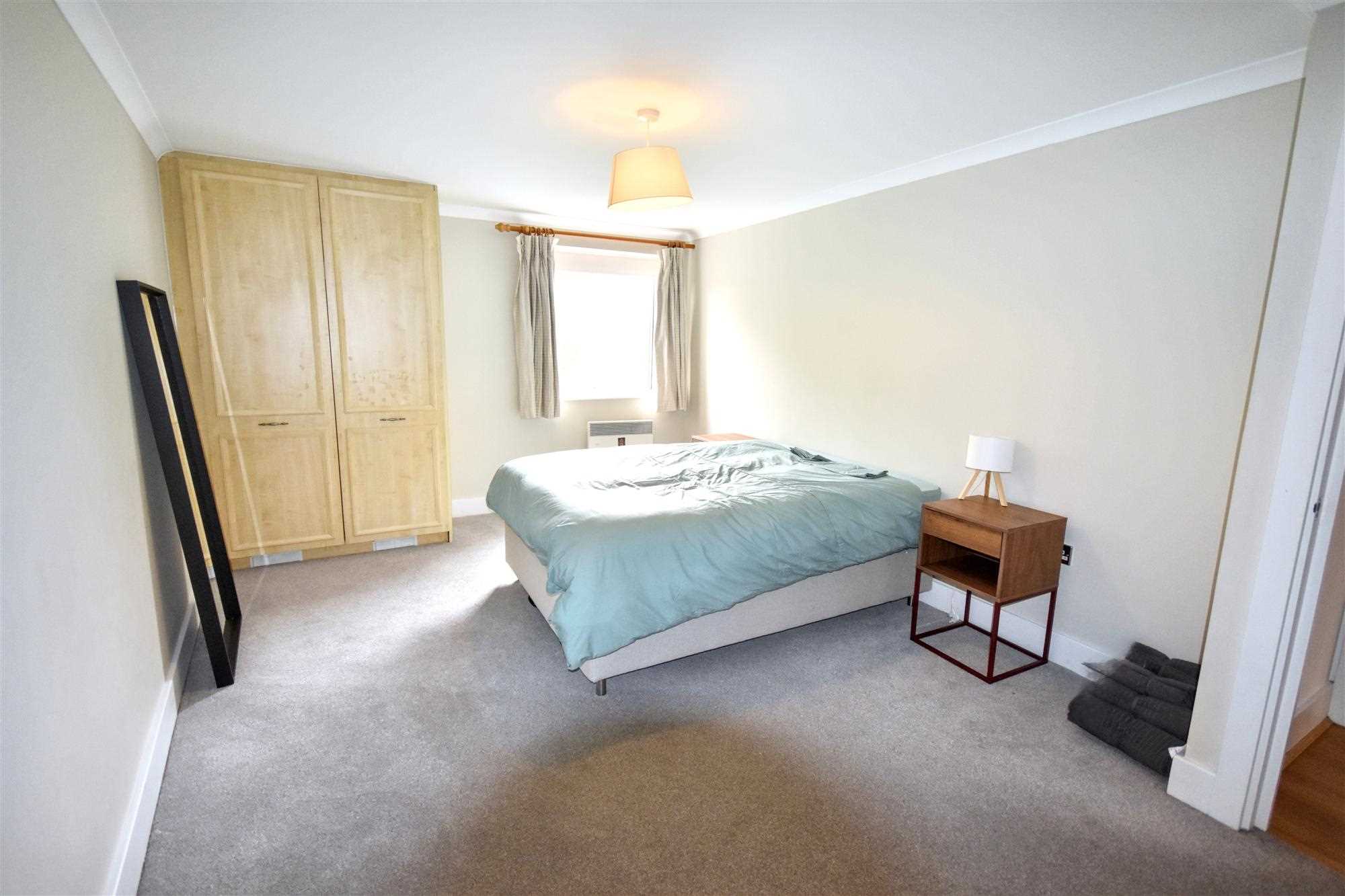 Flat Chiswick High Road in Greater London