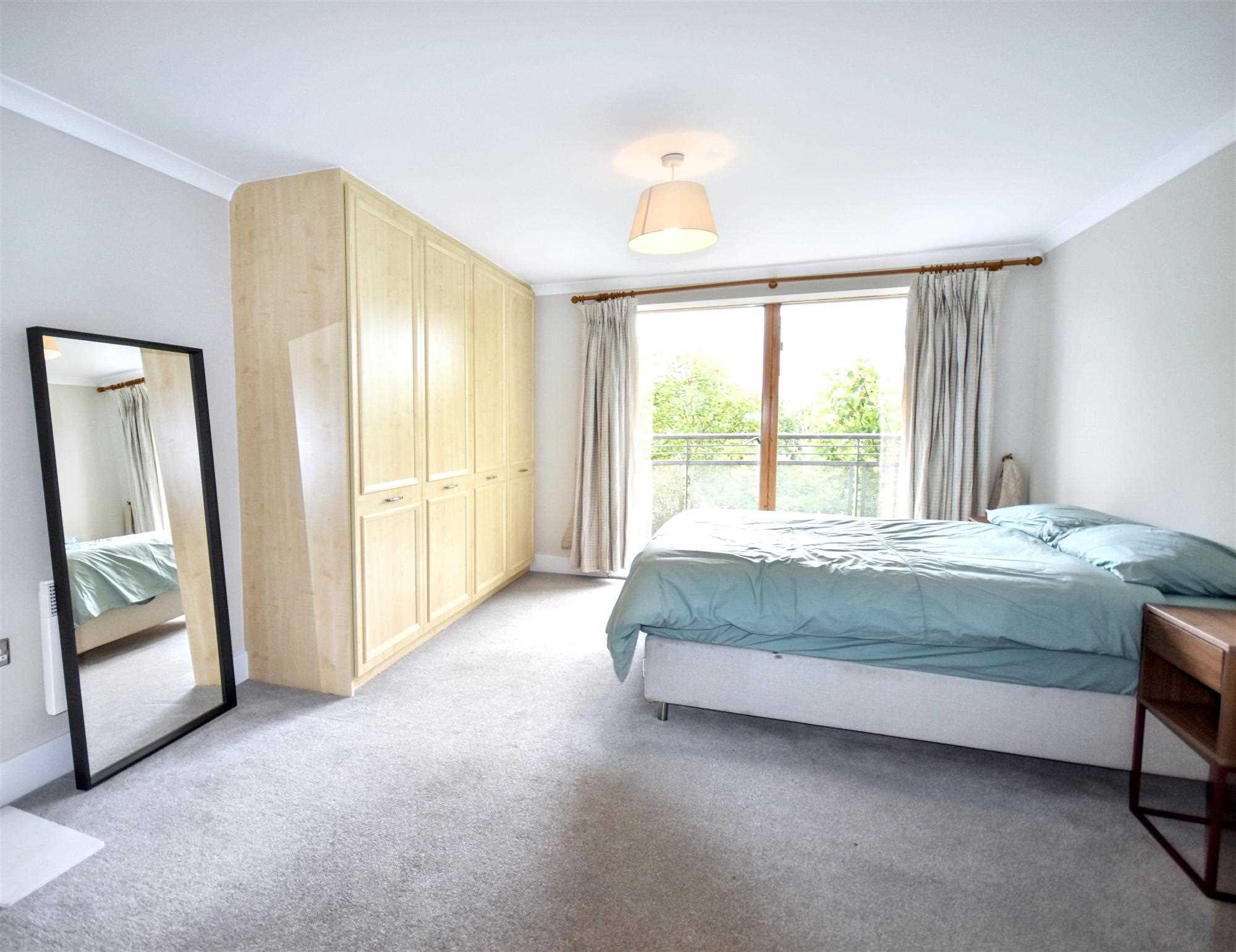 Flat Chiswick High Road in Greater London