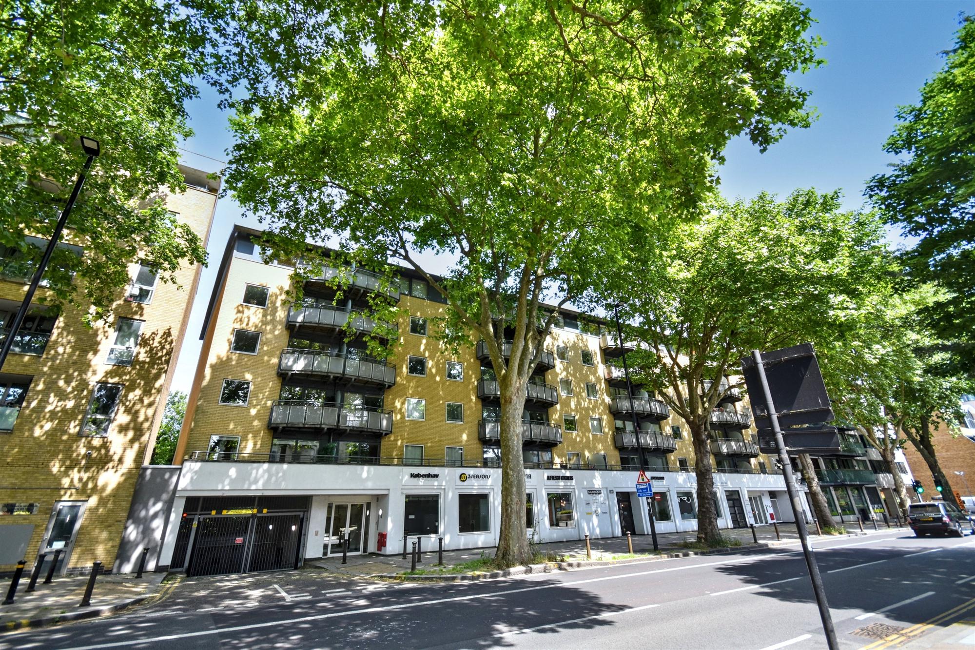 Flat Chiswick High Road in Greater London