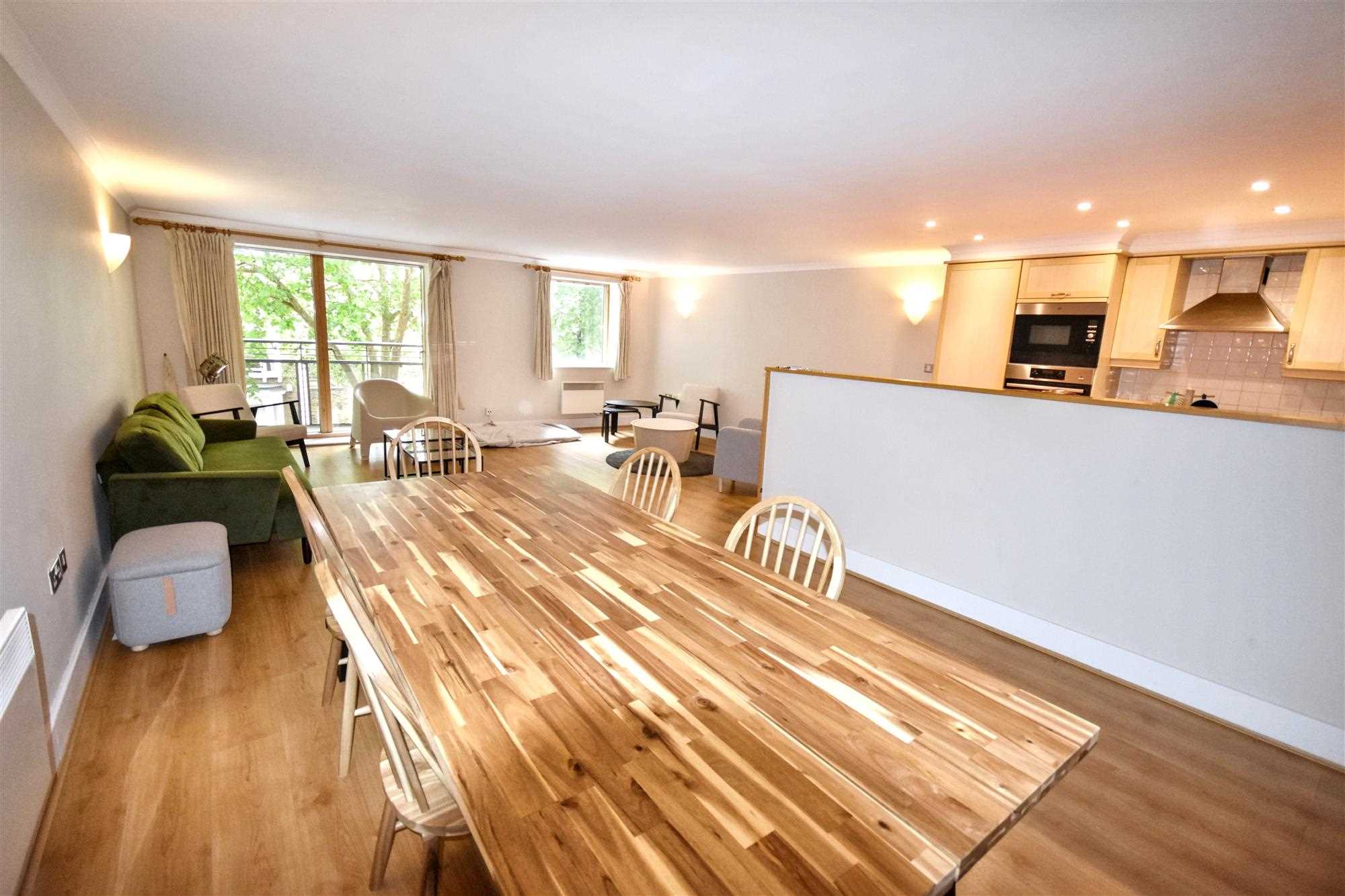 Flat Chiswick High Road in Greater London