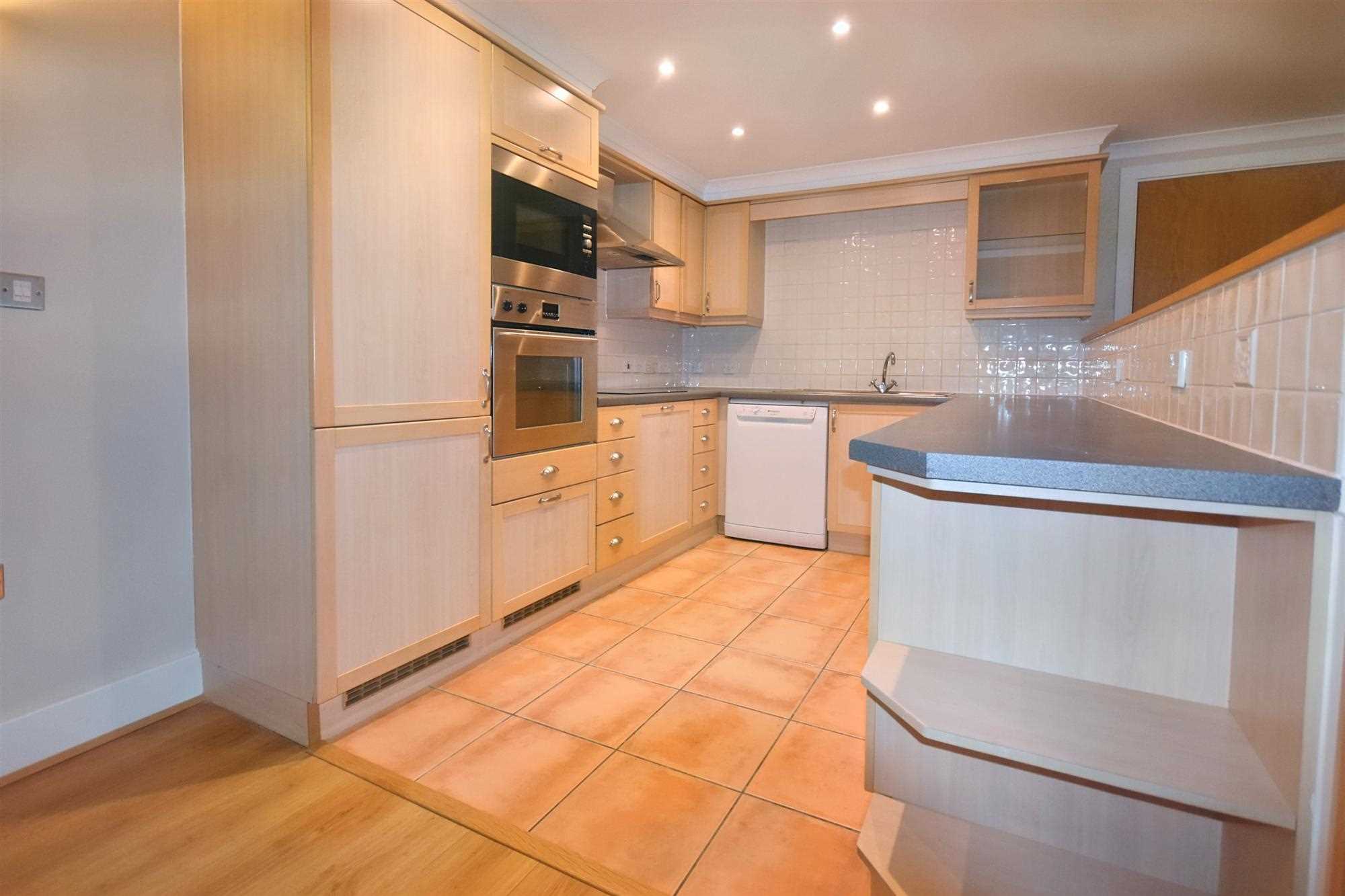 Flat Chiswick High Road in Greater London