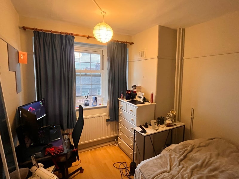 Room Worsopp Drive in Greater London