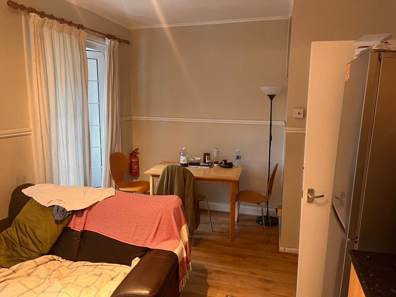 Room Worsopp Drive in Greater London