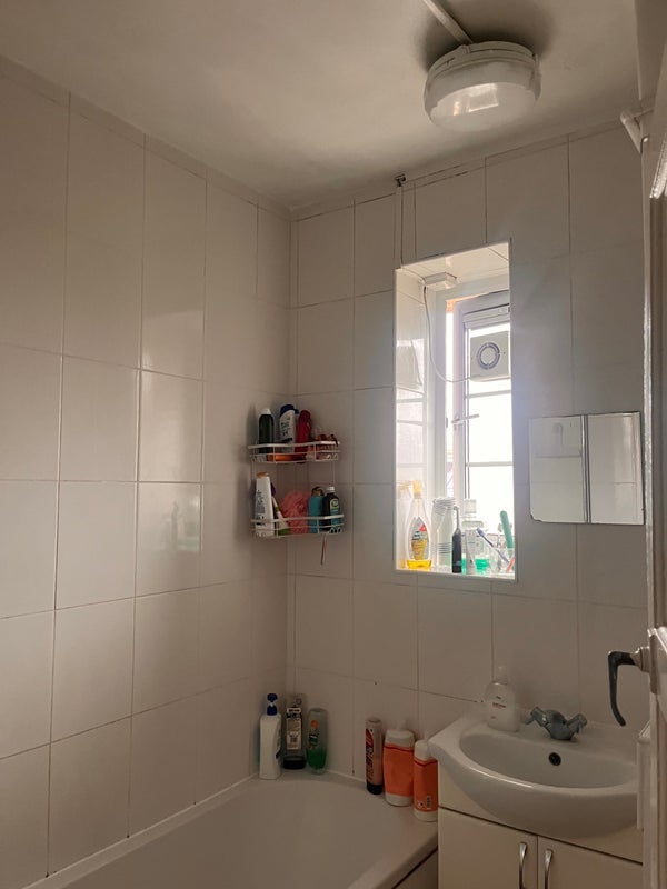 Room Worsopp Drive in Greater London
