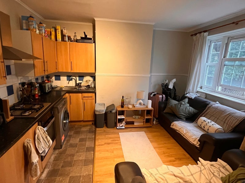 Room Worsopp Drive in Greater London