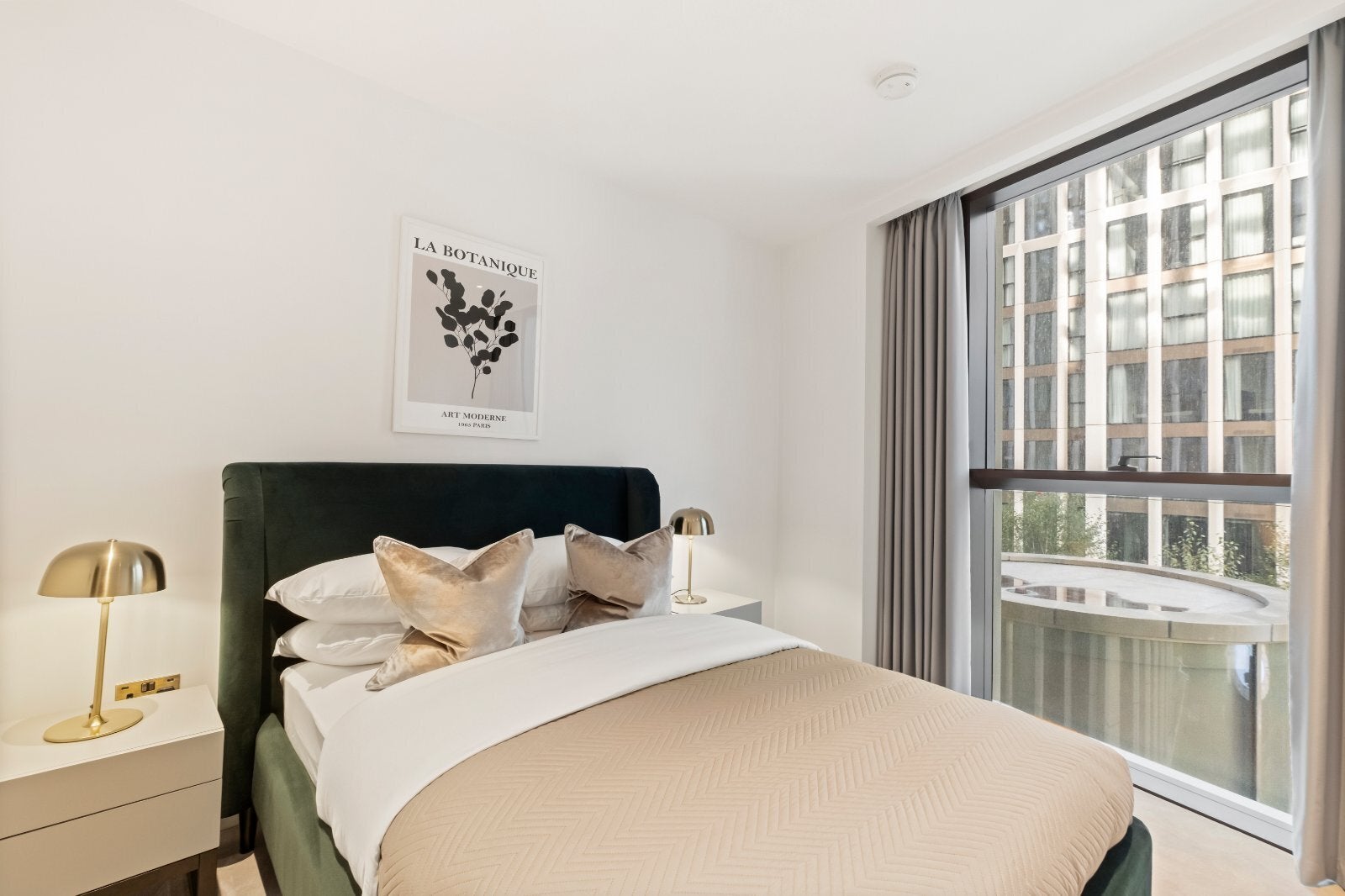 Flat Carnation Way in Greater London