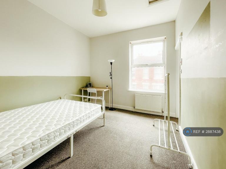 Room Wilford Crescent East in Nottingham