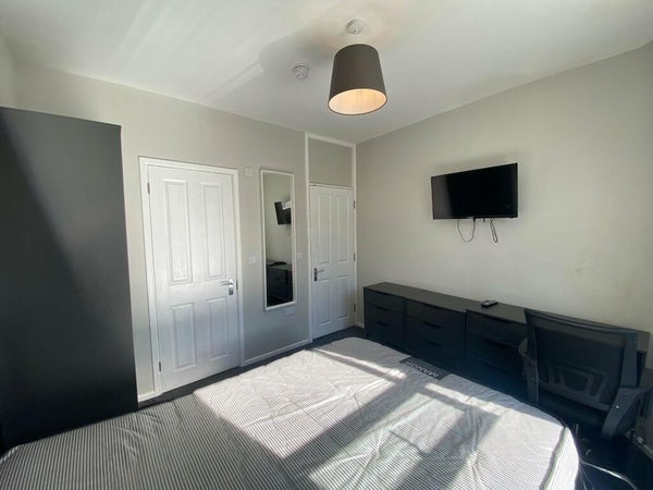 Flat Fishponds Road in Bristol