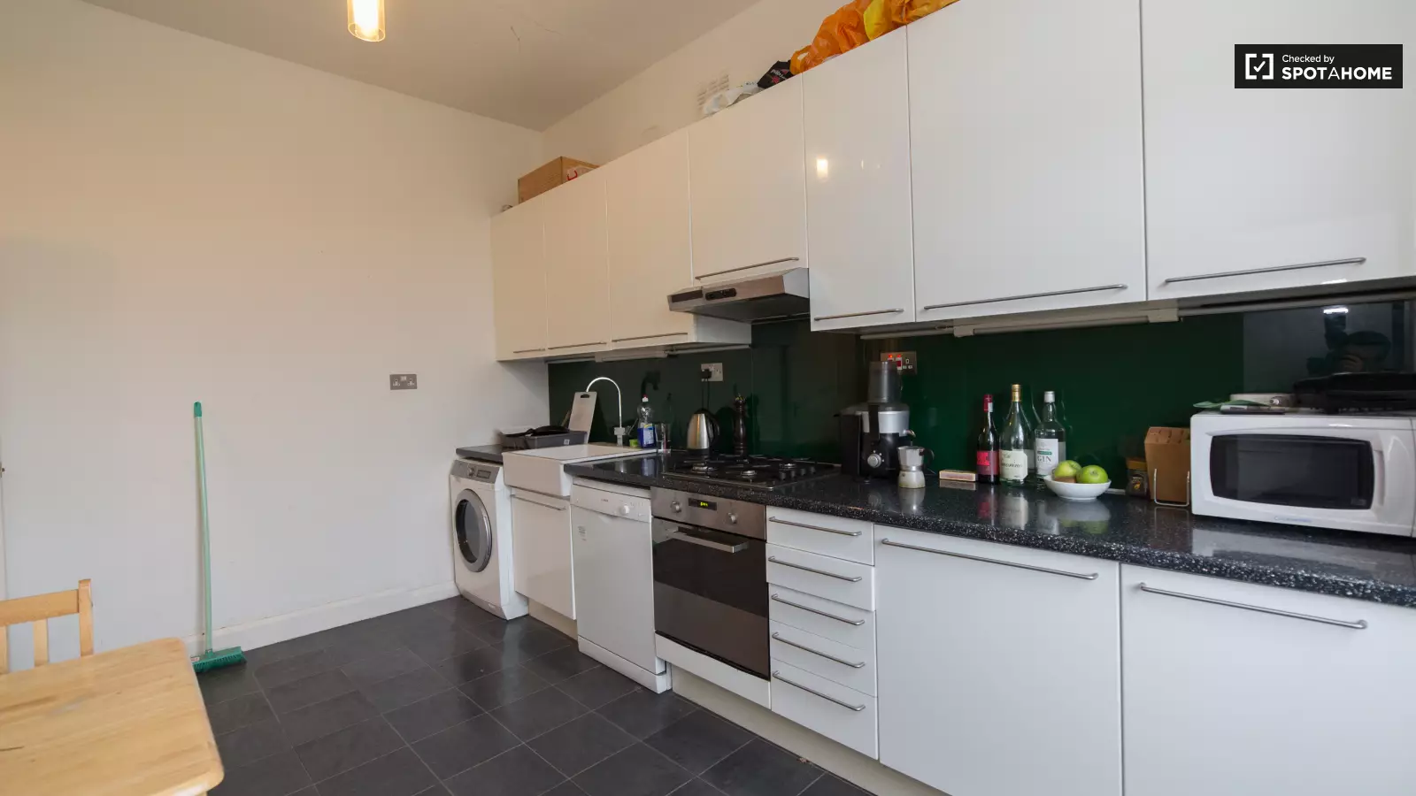 Room Coldharbour Lane in Greater London