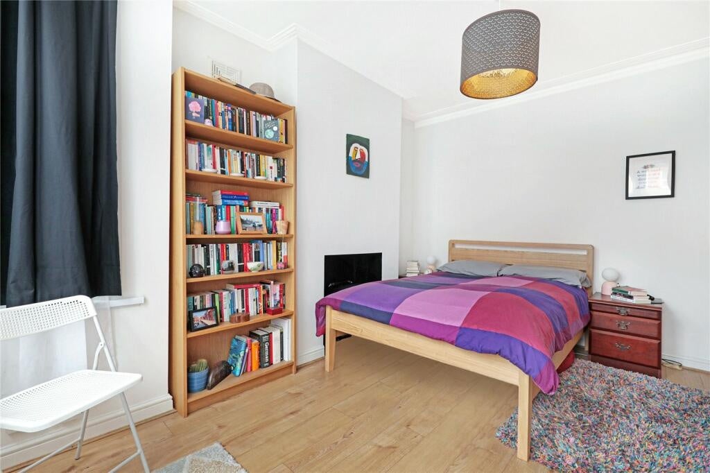 Flat Brettenham Road in Greater London