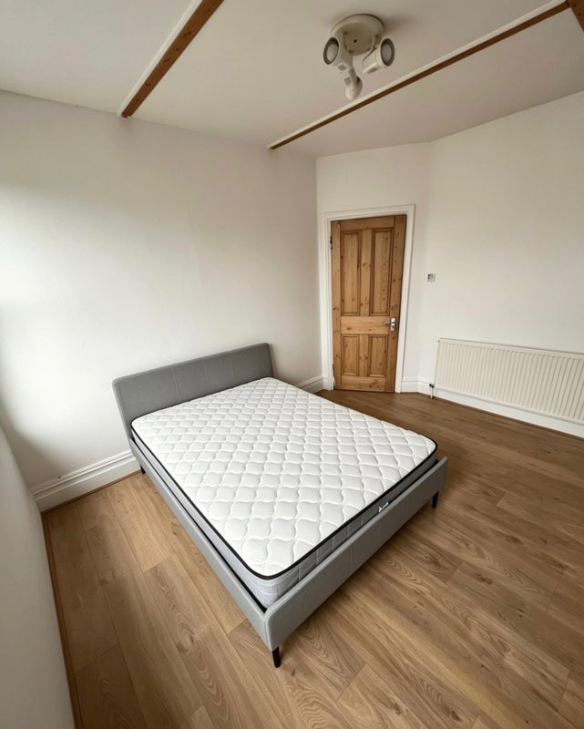Room Dundee Road in Greater London