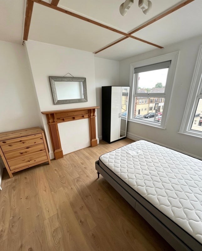 Room Dundee Road in Greater London