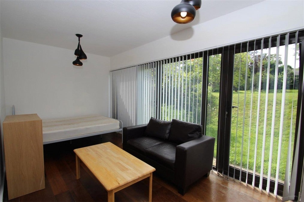 Flat Carlton Drive in Greater London